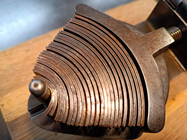 Machine à cintrer les filets. Cintreuse2.jpg