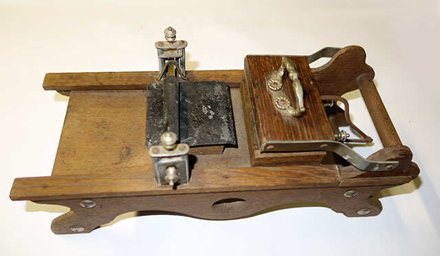 Presse jouet en bois. PresseEncrageAutomatiqueBois1.jpg