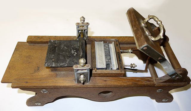 Presse jouet en bois. PresseEncrageAutomatiqueBois2.jpg