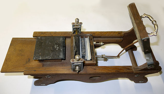 Presse jouet en bois. PresseEncrageAutomatiqueBois3.jpg