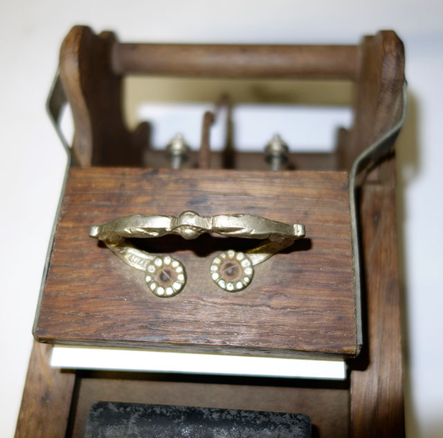 Presse jouet en bois. PresseEncrageAutomatiqueBois6.jpg