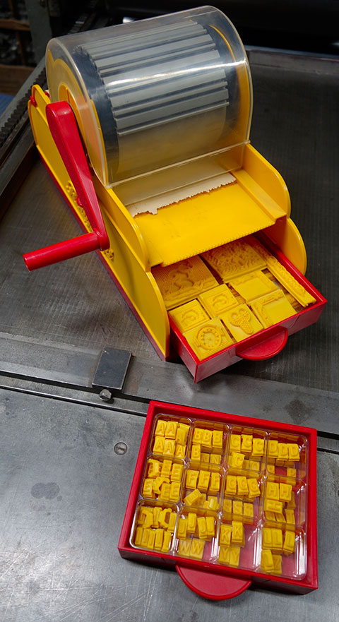 Presse jouet en matière plastique. RotativeRollyprint-07.jpg