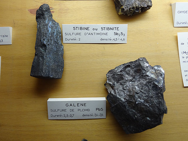 Stibine et galène. Stibine et galène.